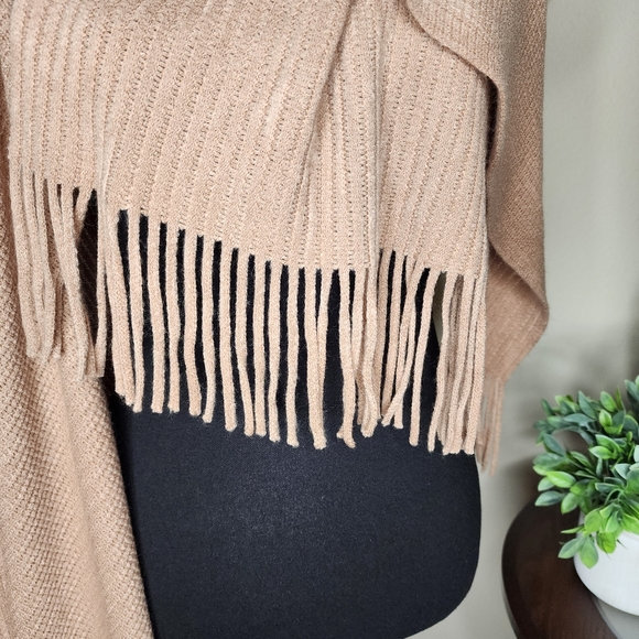 Cejon Women's Knit Poncho Wrap with fringe, tan, one size - Picture 4 of 6